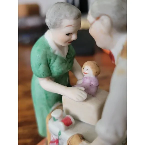 Vintage Norman Rockwell Wrapping Christmas Presents Sculpture Figurine - Picture 8 of 9